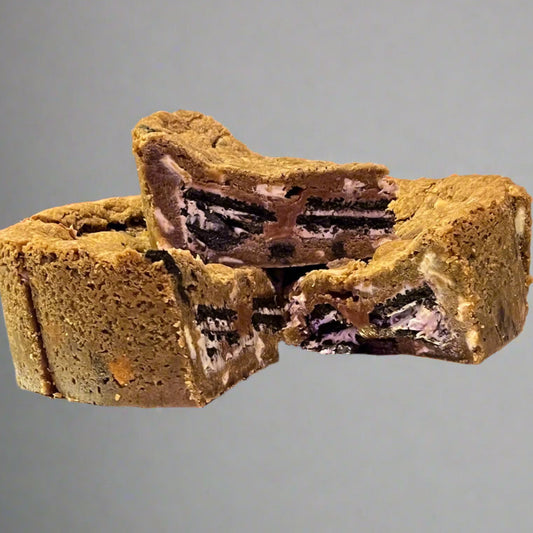 Slice of cookie pie filled with Oreo biscuits & cookies and cream sauce